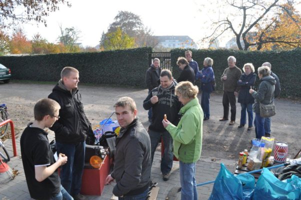 Arbeitseinsatz auf dem Spielplatz am Europaring, für den der SPD-Ortsverein Stadtfeld die Patenschaft übernommen hat (05.11.2011)