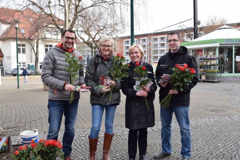 Anlässlich des Internationalen Frauentages am 8. März verteilte der SPD-Ortsverein Stadtfeld Rosen am Olvenstedter Platz