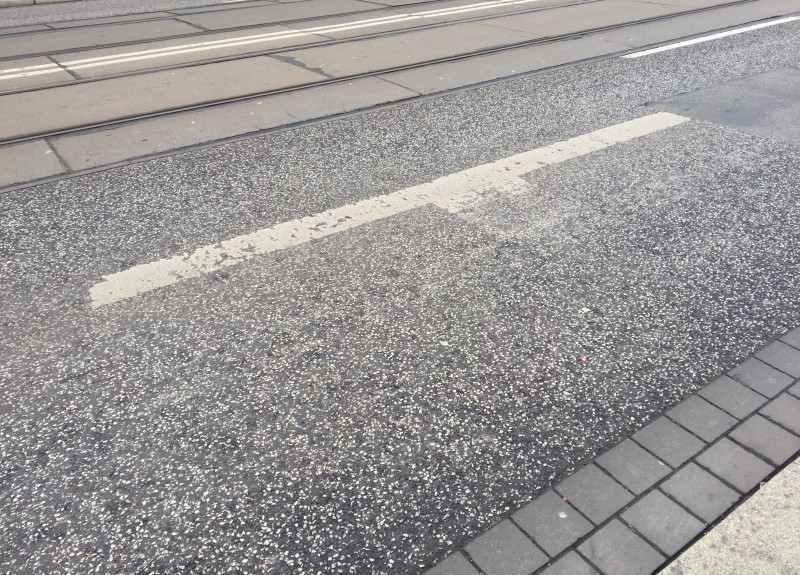 Straßenmarkierung für Haltestellenbereich Große Diesdorfer/Arndtstraße wird erneuert