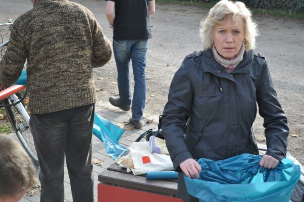 Arbeitseinsatz auf dem Spielplatz am Europaring, für den der SPD-Ortsverein Stadtfeld die Patenschaft übernommen hat (05.11.2011)