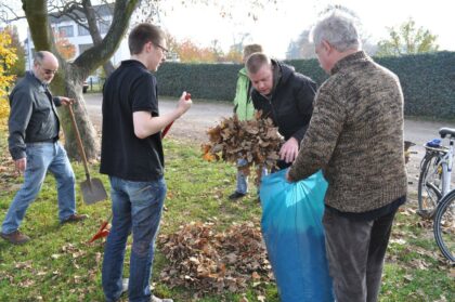 Arbeitseinsatz auf dem Spielplatz am Europaring, für den der SPD-Ortsverein Stadtfeld die Patenschaft übernommen hat (05.11.2011)