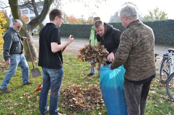 Arbeitseinsatz auf dem Spielplatz am Europaring, für den der SPD-Ortsverein Stadtfeld die Patenschaft übernommen hat (05.11.2011)