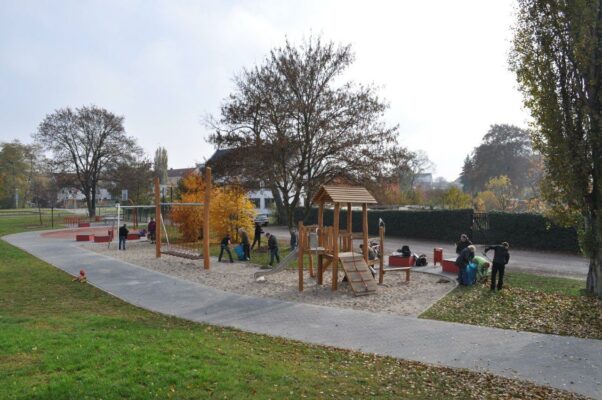 Arbeitseinsatz auf dem Spielplatz am Europaring, für den der SPD-Ortsverein Stadtfeld die Patenschaft übernommen hat (05.11.2011)