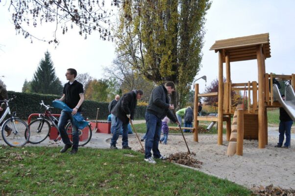 Arbeitseinsatz auf dem Spielplatz am Europaring, für den der SPD-Ortsverein Stadtfeld die Patenschaft übernommen hat (05.11.2011)