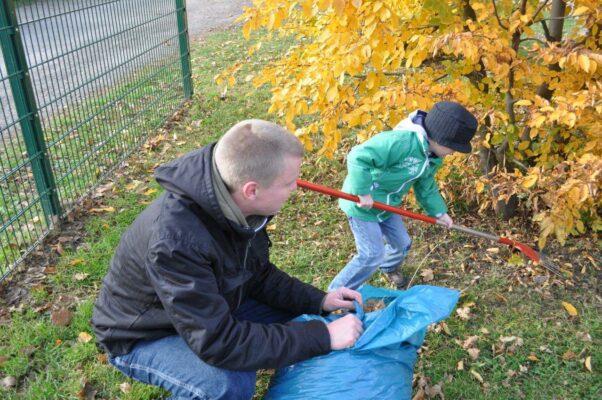 Arbeitseinsatz auf dem Spielplatz am Europaring, für den der SPD-Ortsverein Stadtfeld die Patenschaft übernommen hat (05.11.2011)