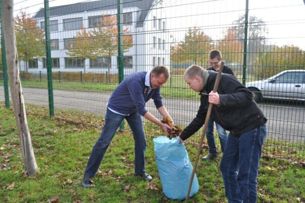 Arbeitseinsatz auf dem Spielplatz am Europaring, für den der SPD-Ortsverein Stadtfeld die Patenschaft übernommen hat (05.11.2011)