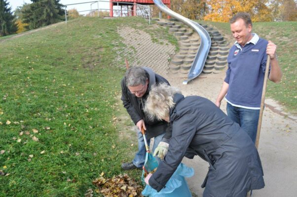 Arbeitseinsatz auf dem Spielplatz am Europaring, für den der SPD-Ortsverein Stadtfeld die Patenschaft übernommen hat (05.11.2011)