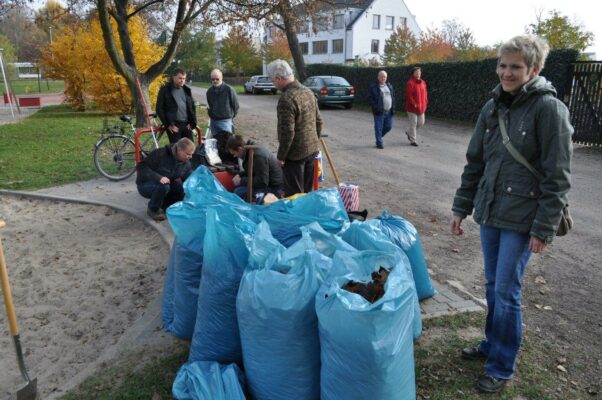 Arbeitseinsatz auf dem Spielplatz am Europaring, für den der SPD-Ortsverein Stadtfeld die Patenschaft übernommen hat (05.11.2011)