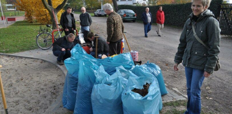 Arbeitseinsatz auf dem Spielplatz am Europaring, für den der SPD-Ortsverein Stadtfeld die Patenschaft übernommen hat (05.11.2011)