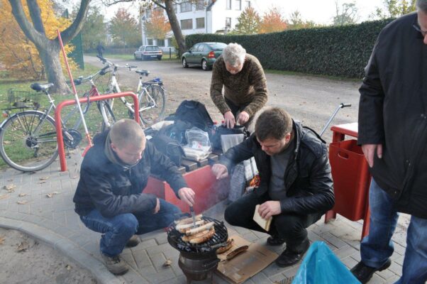 Arbeitseinsatz auf dem Spielplatz am Europaring, für den der SPD-Ortsverein Stadtfeld die Patenschaft übernommen hat (05.11.2011)