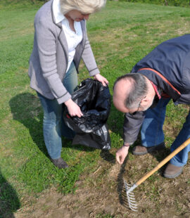 Frühjahrsputz der SPD Stadtfeld am 14.04.2012 auf dem Patenspielplatz am Europaring