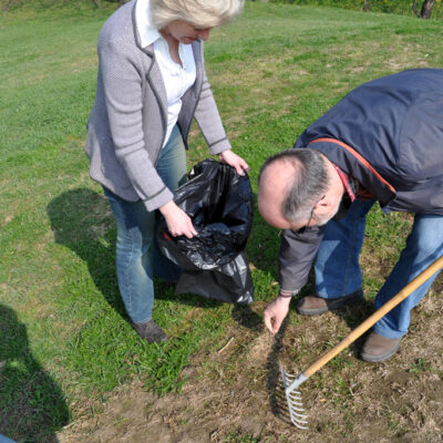 Frühjahrsputz der SPD Stadtfeld am 14.04.2012 auf dem Patenspielplatz am Europaring