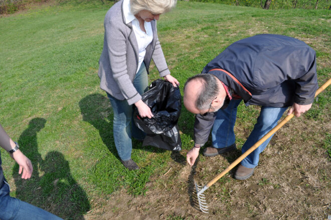 Frühjahrsputz der SPD Stadtfeld am 14.04.2012 auf dem Patenspielplatz am Europaring