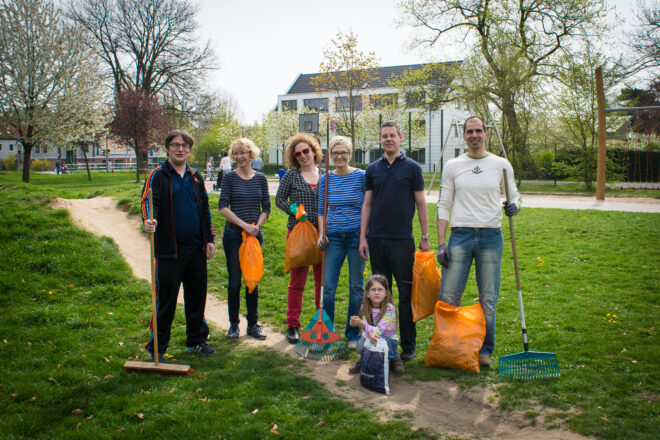 Frühjahrsputz auf dem Patenspielplatz am Europaring