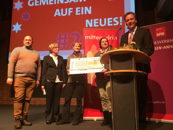 Unsere Ortsvereinsvorsitzende Kornelia Keune und der Bundestagsabgeordnete Burkhard Lischka haben im Rahmen des SPD-Neujahrsempfangs am 10. Januar einen Spendenscheck über 450 Euro an den Landesverband der Aphasiker in Sachsen-Anhalt überreicht. Beim Stadtfelder Weihnachtsspektakel hat der SPD-Ortsverein Stadtfeld für diesen Zweck Glühwein verkauft. Der zweite Teil der Einnahmen über ebenfalls 450 Euro werden an das Kinder- & Familienzentrum Emma am Schellheimerplatz gespendet.