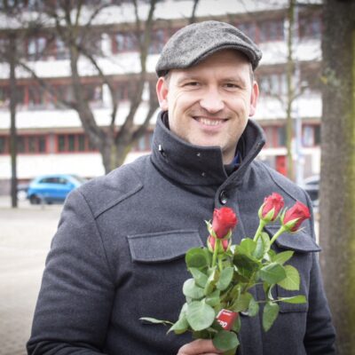 Als kleine Aufmerksamkeit zum Internationalen Frauentag hat der SPD-Ortsverein Stadtfeld gemeinsam mit dem Landtagsabgeordneten Dr. Falko Grube heute Rosen auf dem Olvenstedter Platz verteilt.