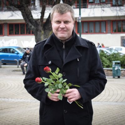 Als kleine Aufmerksamkeit zum Internationalen Frauentag hat der SPD-Ortsverein Stadtfeld gemeinsam mit dem Landtagsabgeordneten Dr. Falko Grube heute Rosen auf dem Olvenstedter Platz verteilt.