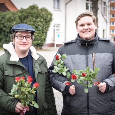 Als kleine Aufmerksamkeit zum Internationalen Frauentag hat der SPD-Ortsverein Stadtfeld gemeinsam mit dem Landtagsabgeordneten Dr. Falko Grube heute Rosen auf dem Olvenstedter Platz verteilt.