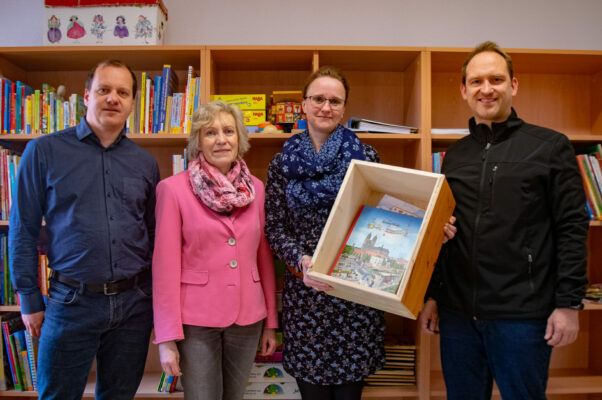 Übergabe der Bücherkiste in der Kita "Spielnest"