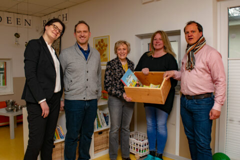 Übergabe der Bücherkiste in der Kita "Waldwuffel"