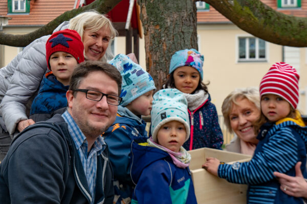 Übergabe der Bücherkiste in der Kita "Klettermax"